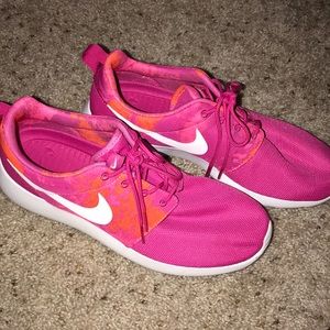 Pink women’s Nike Roshe 9.5 PRE owned